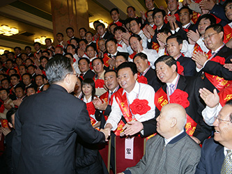  2007年9月27日，溫家寶總理與河南省唯一民營煤礦煤炭工業勞動模范袁占國親切握手