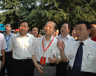 2007年7月10日，李毅中部長在磴槽集團視察工作