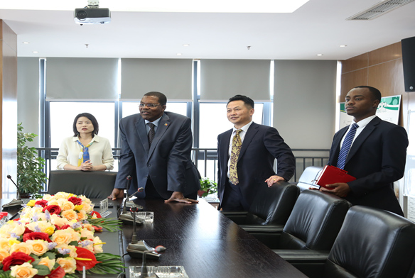 乍得驻华大使迈蒂纳•朱恩贝到公司考察访问
