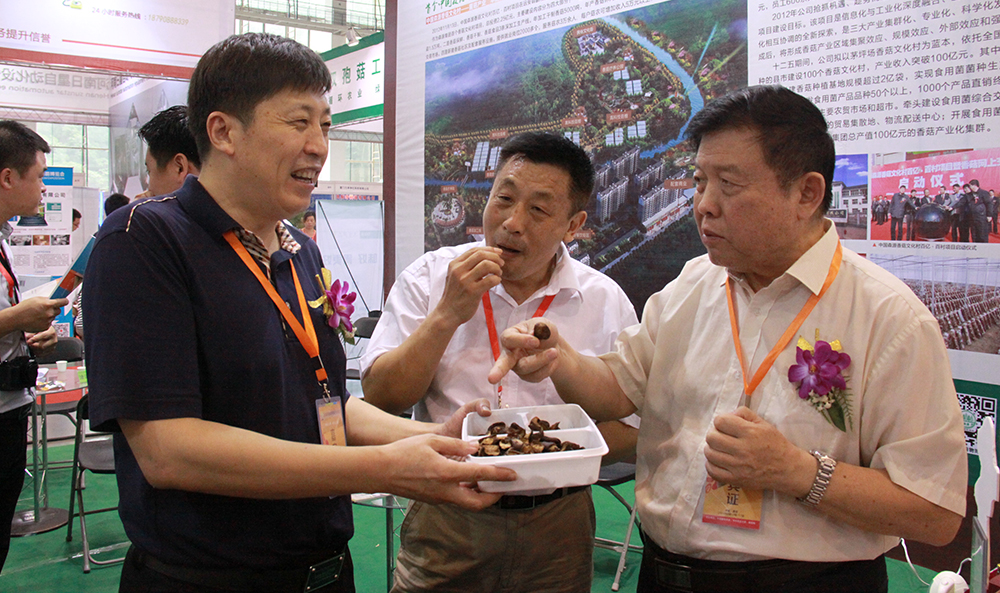 2014年9月15日 武汉 中国食用菌会议 李玉院士品尝公司产品