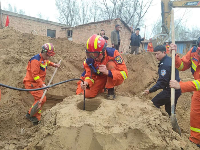 兩歲幼童墜入直徑3分米樁洞，消防員挖地6米救人！