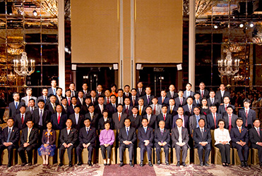 袁占国董事长随中国企业家代表团参加2009年新加坡APEC峰会期间，与国家*胡锦涛以及其他领导人等合影留念